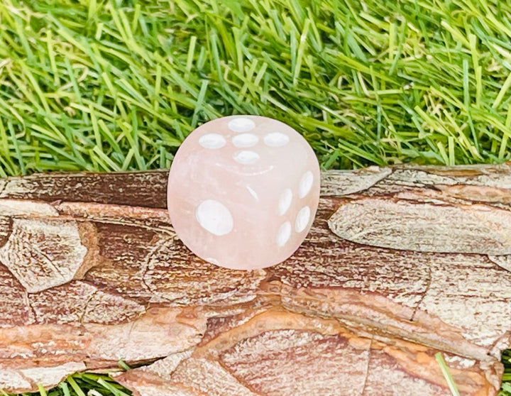 Dé à jouer en Quartz rose - Les bijoux de Théa