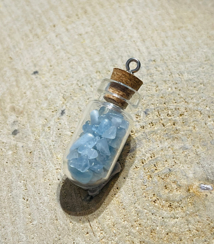 Fiole remplie de pépites en pierre naturelle Aigue Marine - Les bijoux de Théa