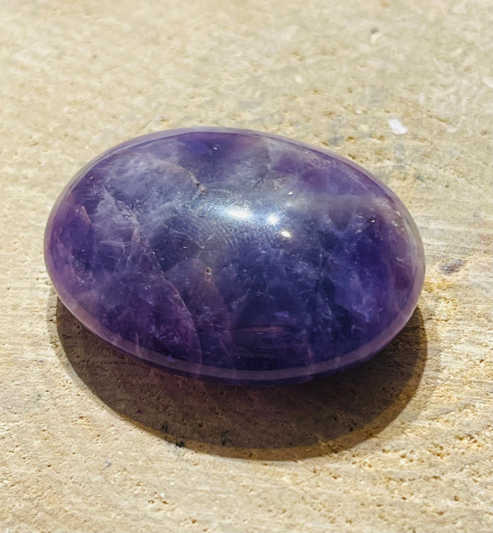 Galet cabochon en Améthyste - Les bijoux de Théa