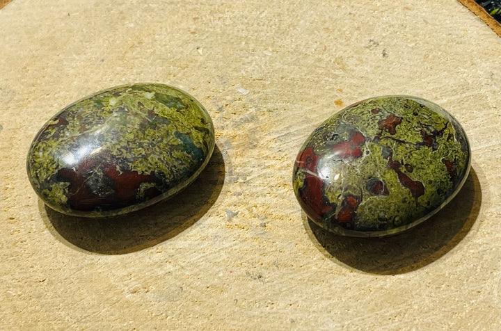 Galet cabochon en Jaspe Sang de dragon - Les bijoux de Théa