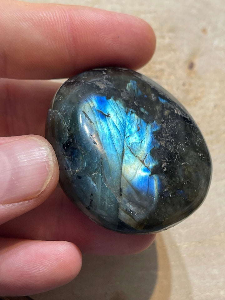 Gros Galet en Labradorite (4) - Les bijoux de Théa