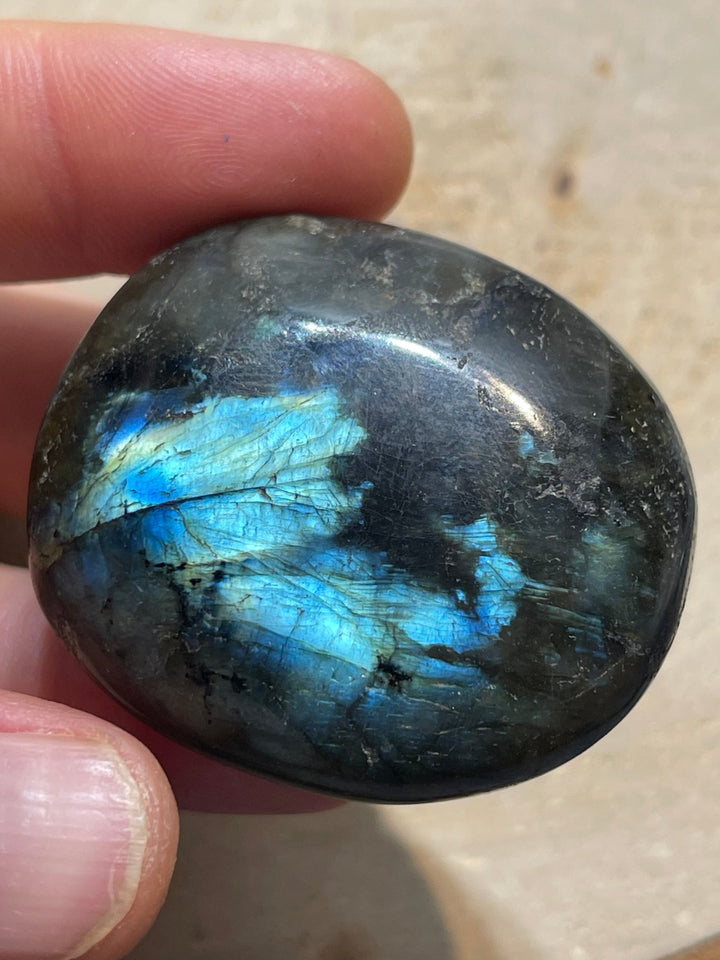 Gros Galet en Labradorite (4) - Les bijoux de Théa