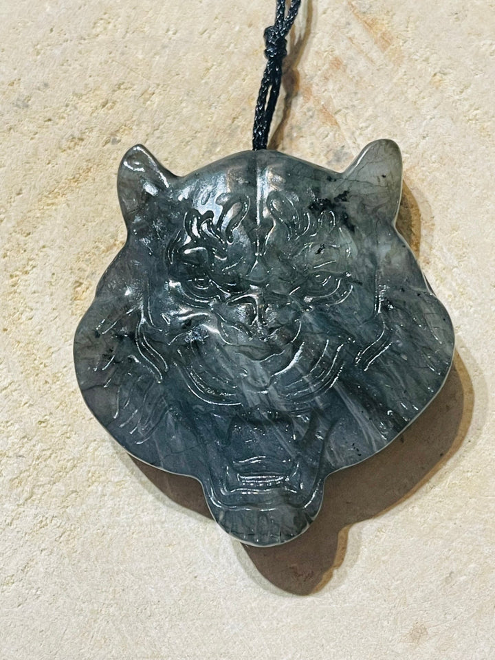 Gros Pendentifs en Labradorite en forme de Tigre au choix - Les bijoux de Théa