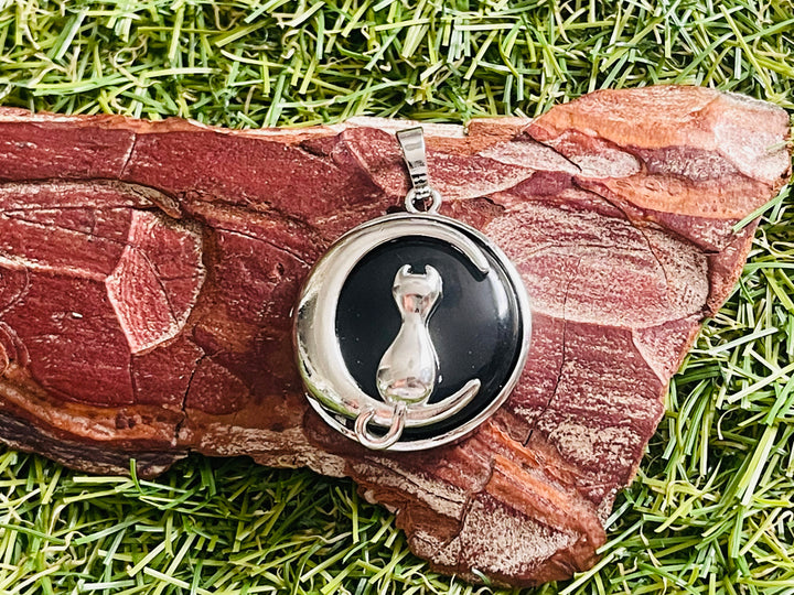 Pendentif Agate noire cabochon avec un chat sur une lune et des étoiles - Les bijoux de Théa