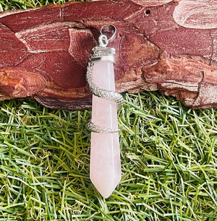 Pendentif en Quartz rose en forme de serpent - Les bijoux de Théa