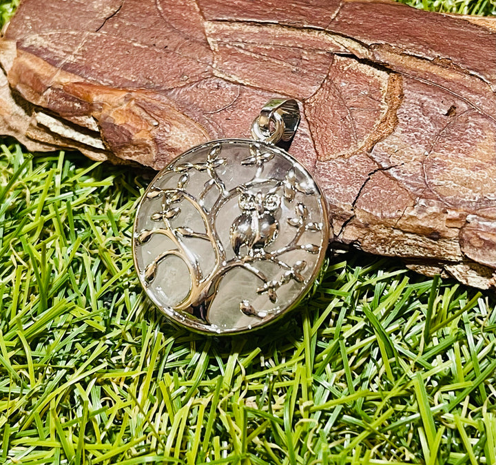 Pendentif en Quartz rose avec arbre et hibou - Les bijoux de Théa