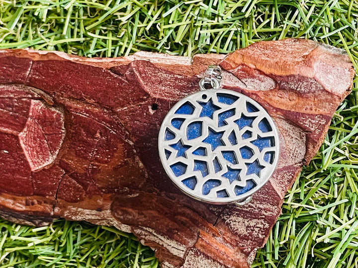 Pendentif Lapis-lazuli cabochon avec un chat sur une lune et des étoiles - Les bijoux de Théa