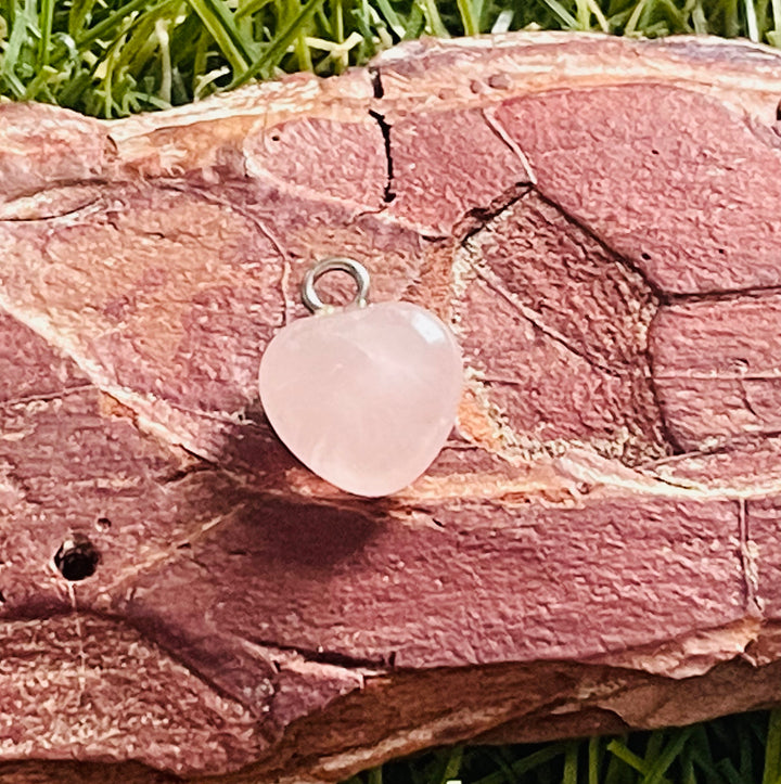 Pendentif / Breloque en Quartz rose en forme de cœur - Les bijoux de Théa