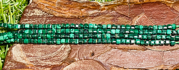 Perles naturelles en Malachite cube facettée en 2-2,5 mm - Les bijoux de Théa