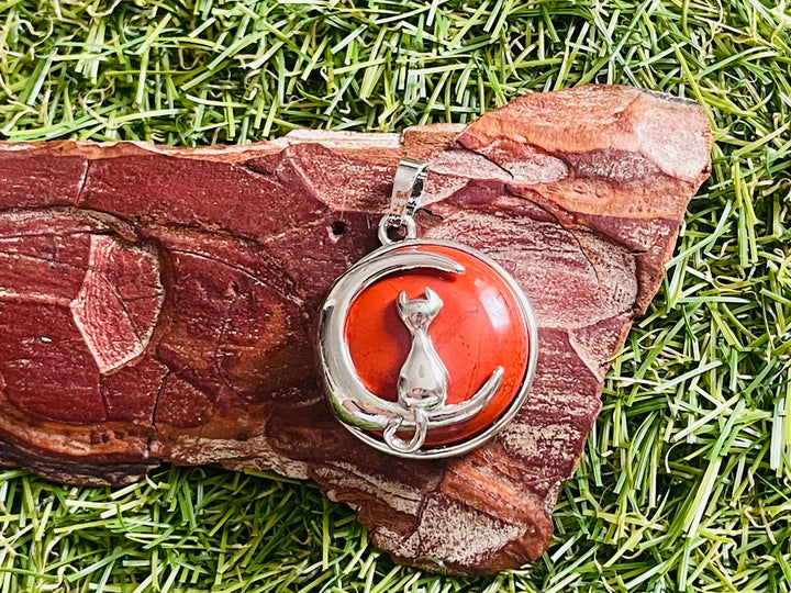 Pendentif Jaspe rouge cabochon avec un chat sur une lune et des étoiles - Les bijoux de Théa