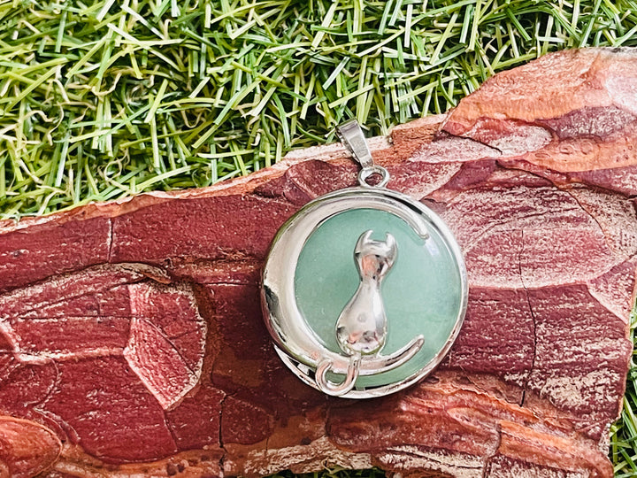 Pendentif Aventurine verte cabochon avec un chat sur une lune et des étoiles - Les bijoux de Théa