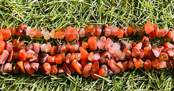 Perles naturelles chips / pépites en Cornaline en 5-8 mm (fil de 80cm)
