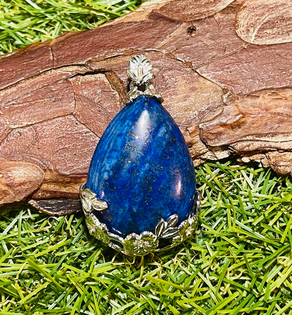 Pendentif en Lapis-lazuli cabochon et fleurs - Les bijoux de Théa