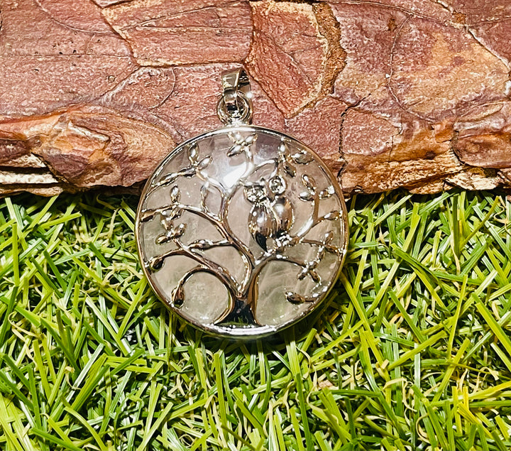 Pendentif en Quartz rose avec arbre et hibou - Les bijoux de Théa