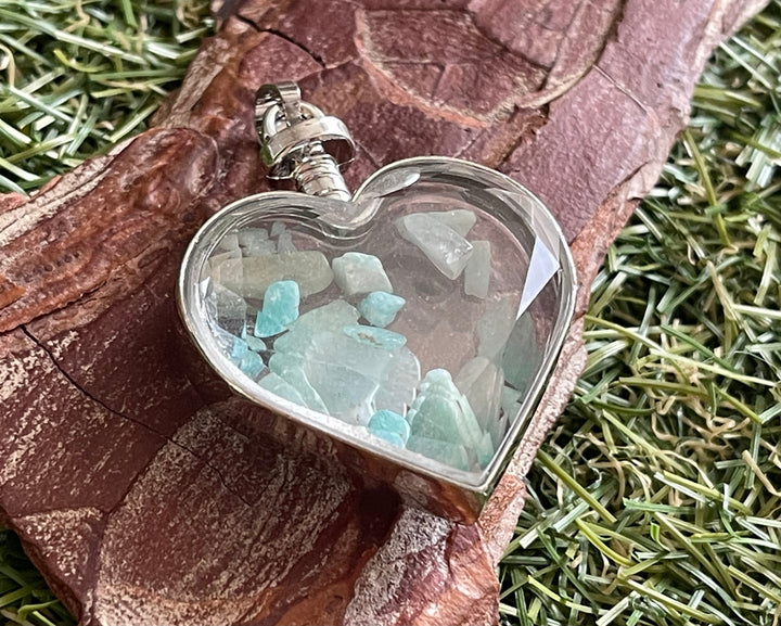 Pendentif Bouteille en verre avec Amazonite en forme de cœur - Les bijoux de Théa