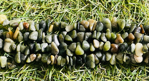 Perles naturelles chips / pépites en Péridot en 5-13 mm (fil de 80cm)