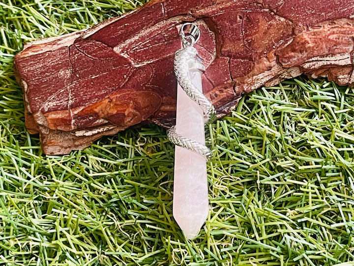 Pendentif en Quartz rose en forme de serpent - Les bijoux de Théa