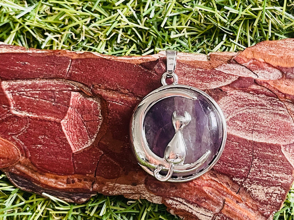 Pendentif Améthyste cabochon avec un chat sur une lune et des étoiles - Les bijoux de Théa