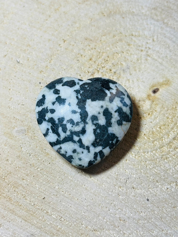 Jaspe Dalmatien cabochon en forme de cœur - Les bijoux de Théa