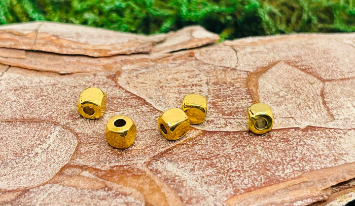 Lot de 20 Perles intercalaires Cube doré pour bracelet - Les bijoux de Théa