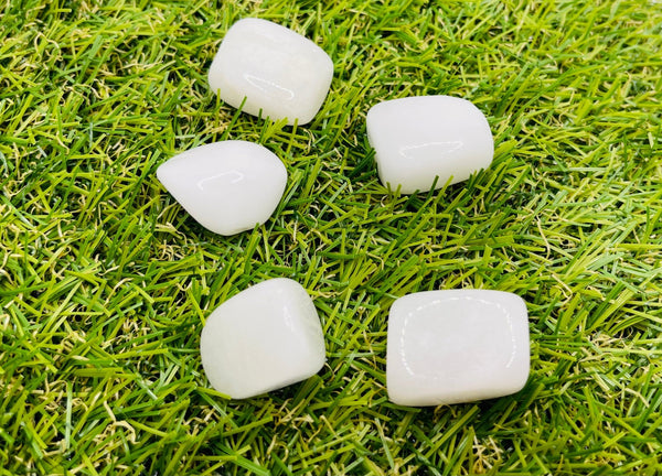 Lot de 3 pierres roulées naturelles en Jade blanc - Les bijoux de Théa