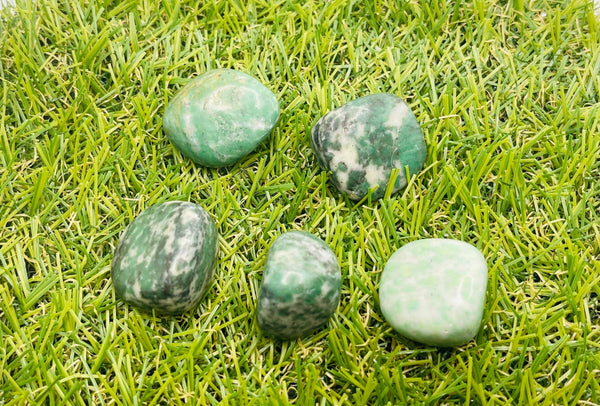 Lot de 3 pierres roulées naturelles en Jade vert - Les bijoux de Théa