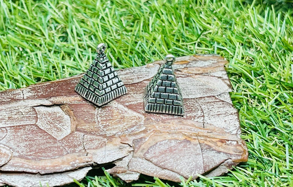 Lot de 5 breloques Pyramide pour bracelet - Les bijoux de Théa