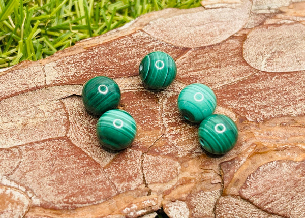 Lot de 5 Perles naturelles en Malachite en 8 mm semi percées - Les bijoux de Théa