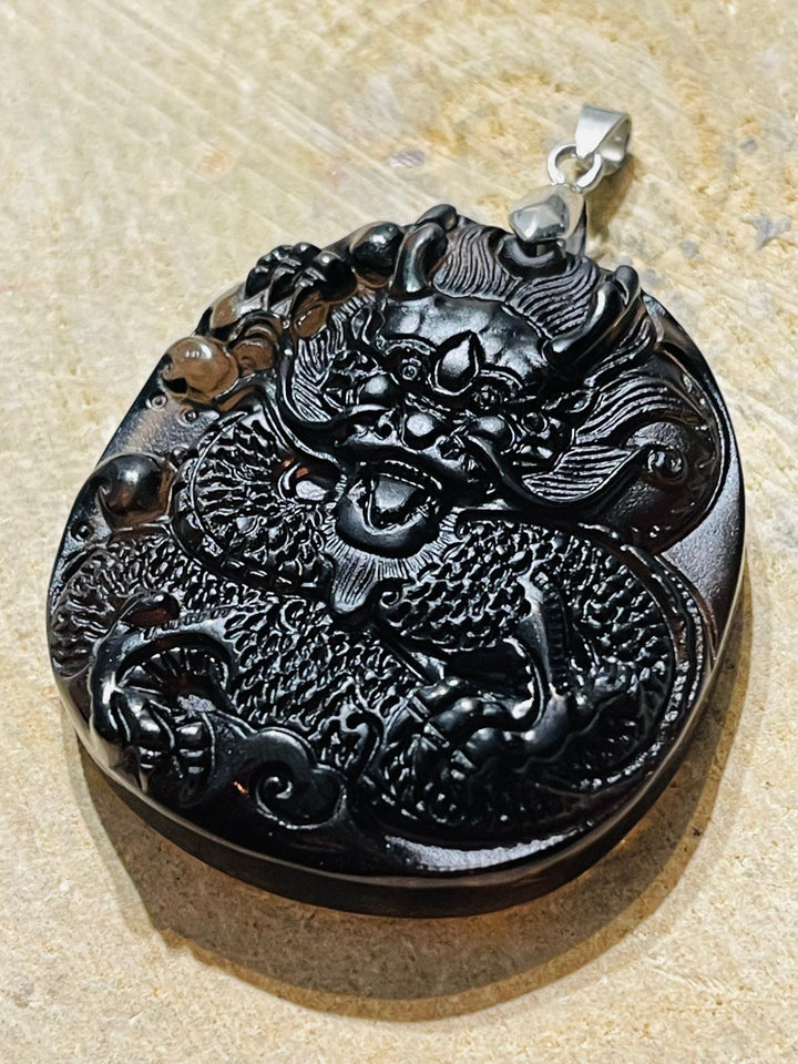 Magnifique pendentif amulette en obsidienne avec dragon en relief (2) - Les bijoux de Théa