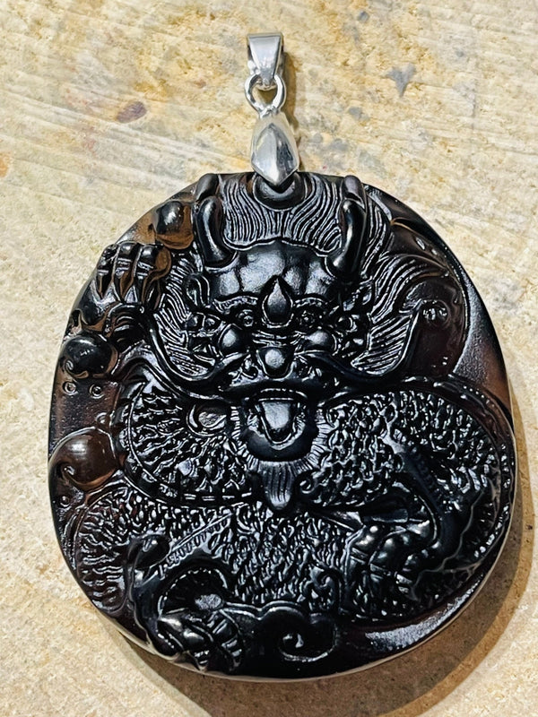 Magnifique pendentif amulette en obsidienne avec dragon en relief (2) - Les bijoux de Théa