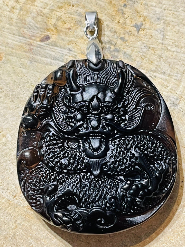Magnifique pendentif amulette en obsidienne avec dragon en relief (2) - Les bijoux de Théa