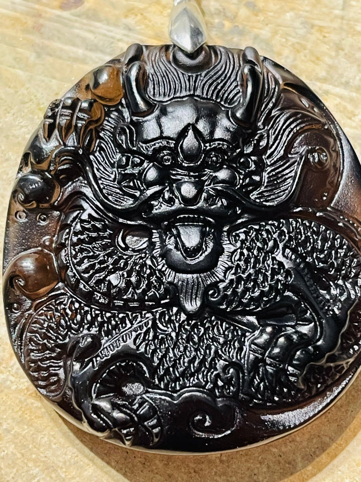 Magnifique pendentif amulette en obsidienne avec dragon en relief (2) - Les bijoux de Théa