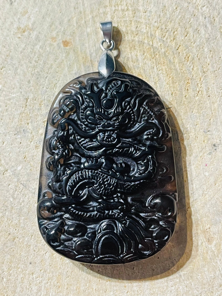 Magnifique pendentif amulette en obsidienne avec dragon en relief - Les bijoux de Théa