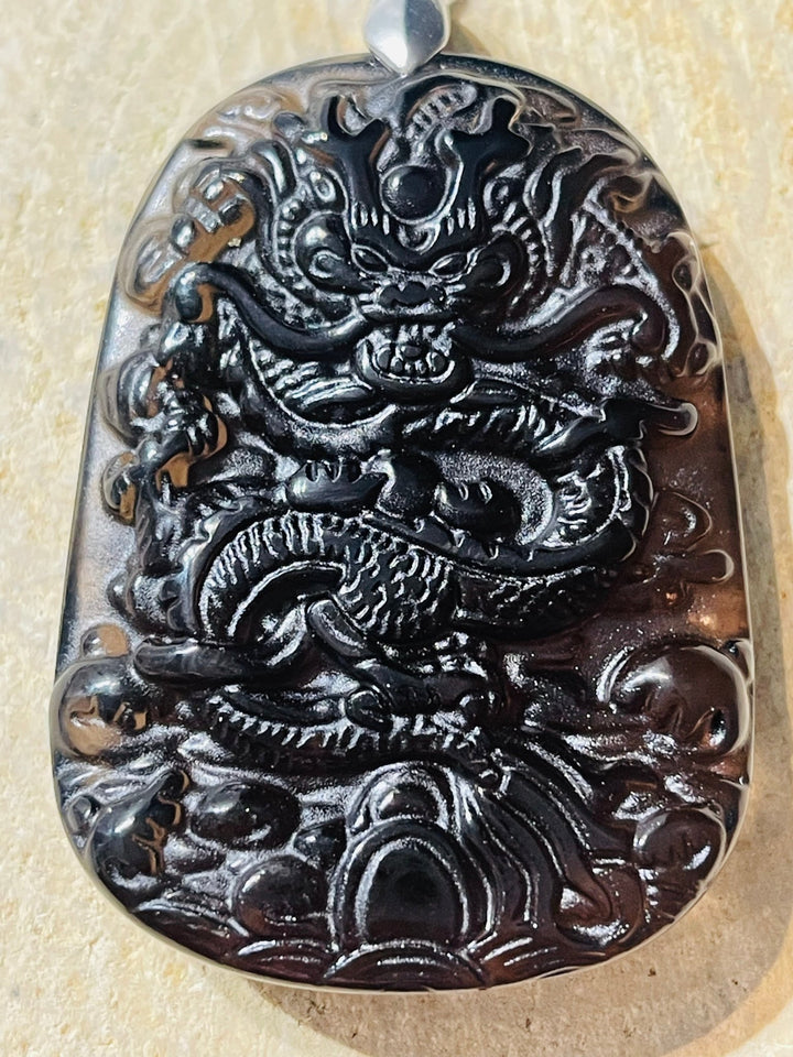 Magnifique pendentif amulette en obsidienne avec dragon en relief - Les bijoux de Théa