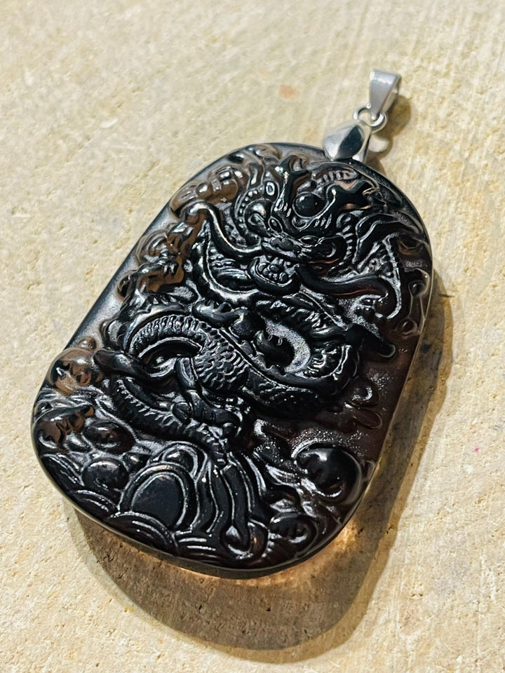 Magnifique pendentif amulette en obsidienne avec dragon en relief - Les bijoux de Théa