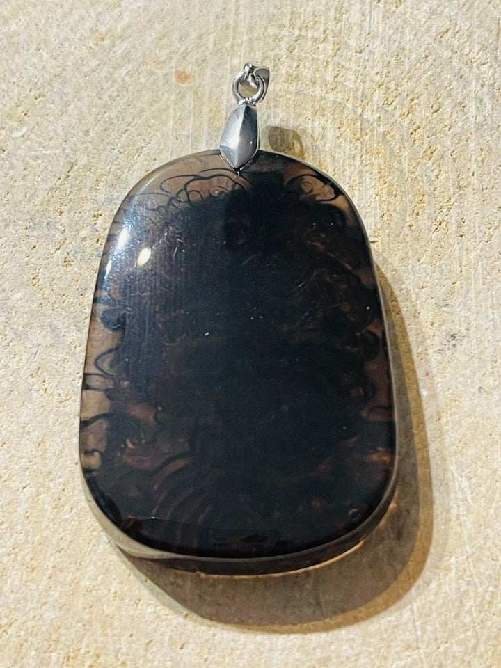 Magnifique pendentif amulette en obsidienne avec dragon en relief - Les bijoux de Théa