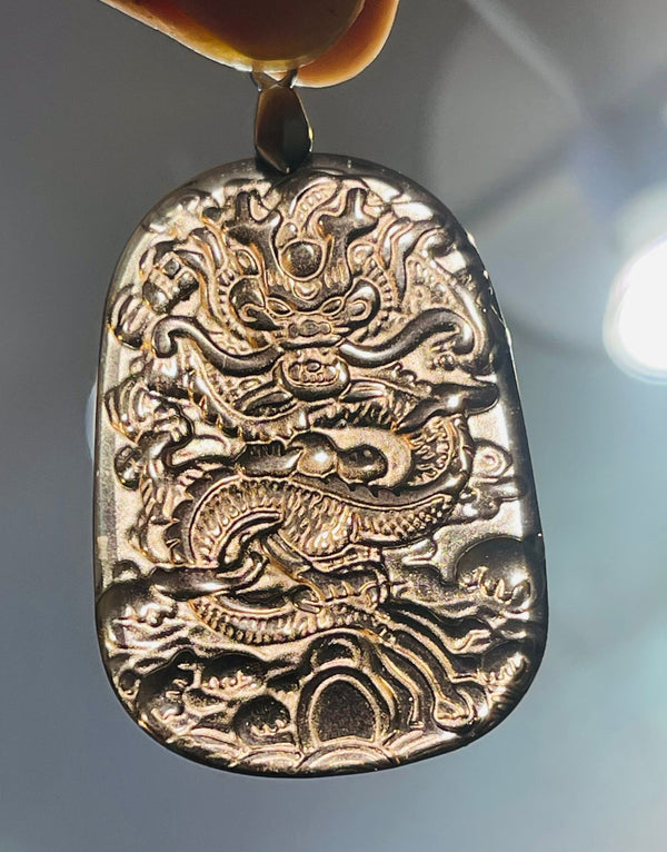 Magnifique pendentif amulette en obsidienne avec dragon en relief - Les bijoux de Théa