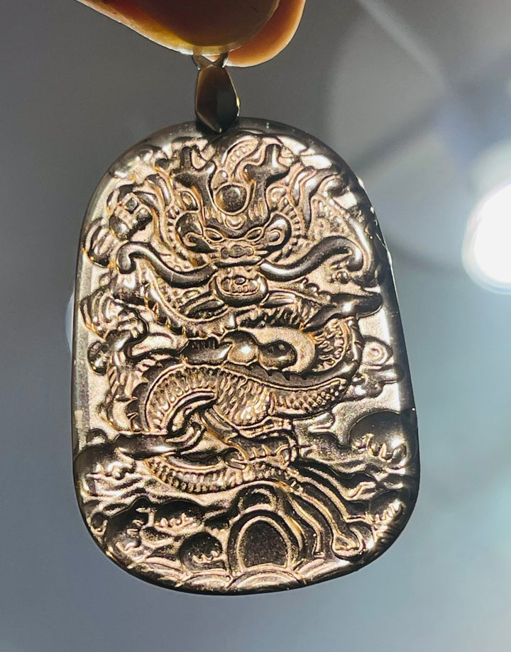Magnifique pendentif amulette en obsidienne avec dragon en relief - Les bijoux de Théa