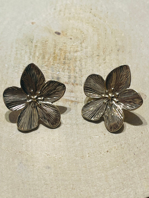 Paire de boucles d’oreilles dorée Fleur - Les bijoux de Théa