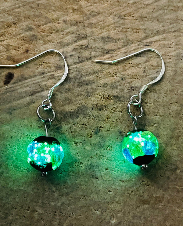 Paire de boucles d'oreilles en Argent 925 et perles Lumineuses bleues jaunes vertes - Les bijoux de Théa
