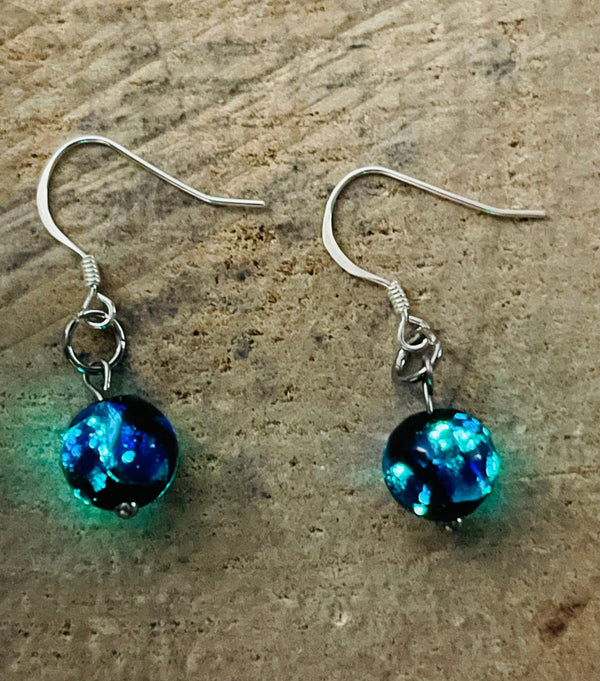 Paire de boucles d'oreilles en Argent 925 et perles Lumineuses bleues - Les bijoux de Théa