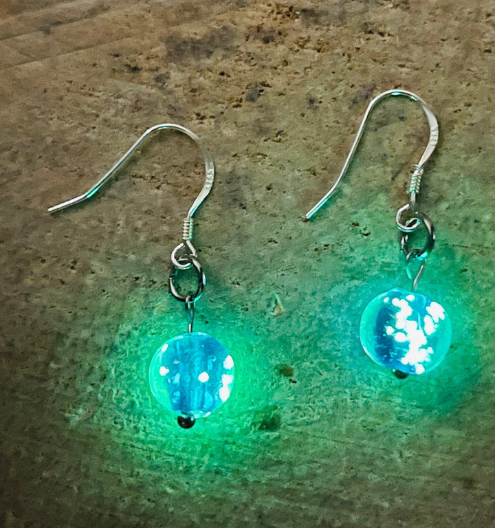Paire de boucles d'oreilles en Argent 925 et perles Lumineuses bleues nuit - Les bijoux de Théa