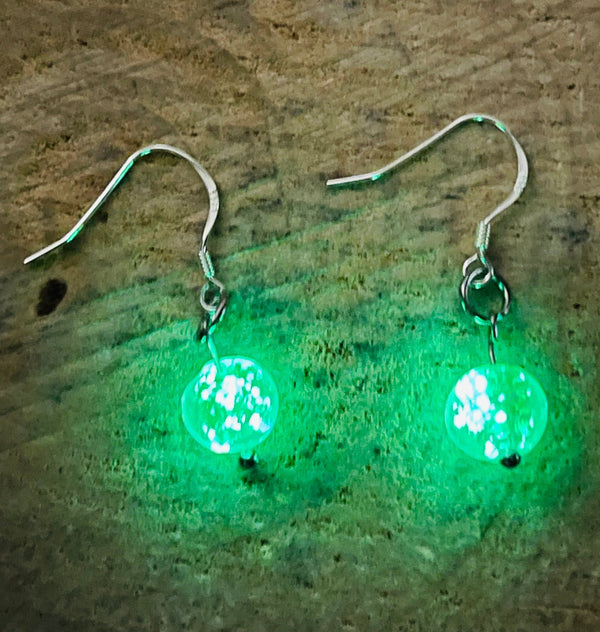 Paire de boucles d'oreilles en Argent 925 et perles Lumineuses vertes - Les bijoux de Théa