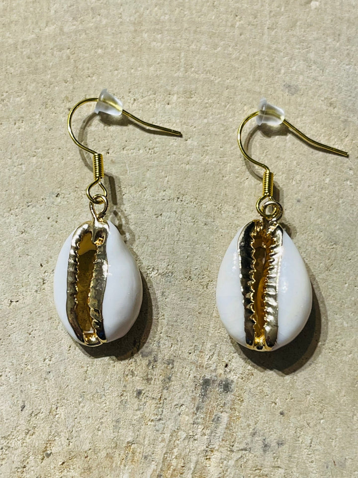 Paire de Boucles d’oreilles en Cauri doré et plaqué or - Les bijoux de Théa