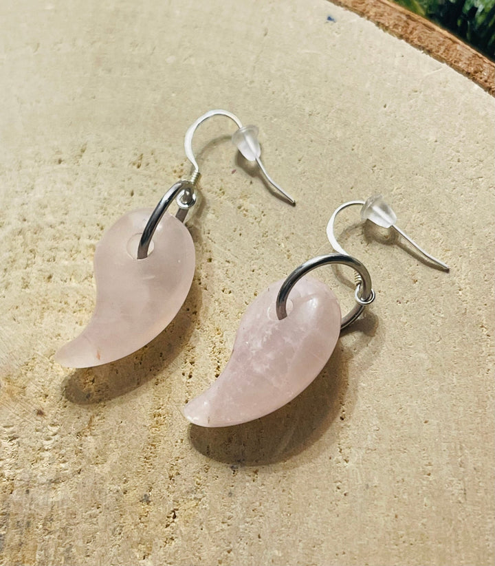 Paire de Boucles d’oreilles Magatama en Quartz rose et Argent 925 - Les bijoux de Théa