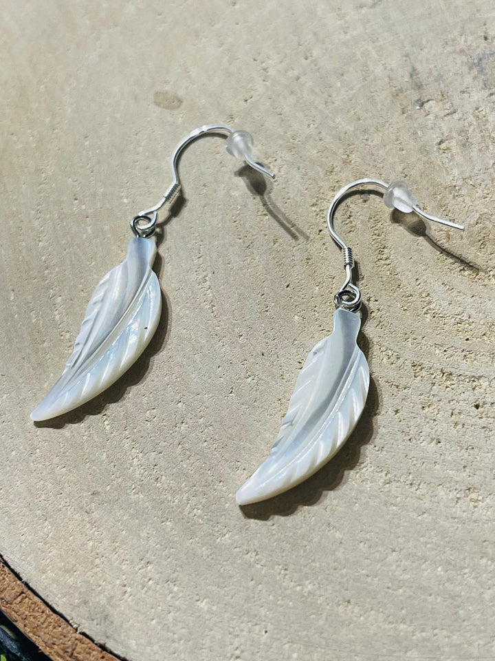 Paire de Boucles d’oreilles Plume en Argent 925 et en Nacre - Les bijoux de Théa