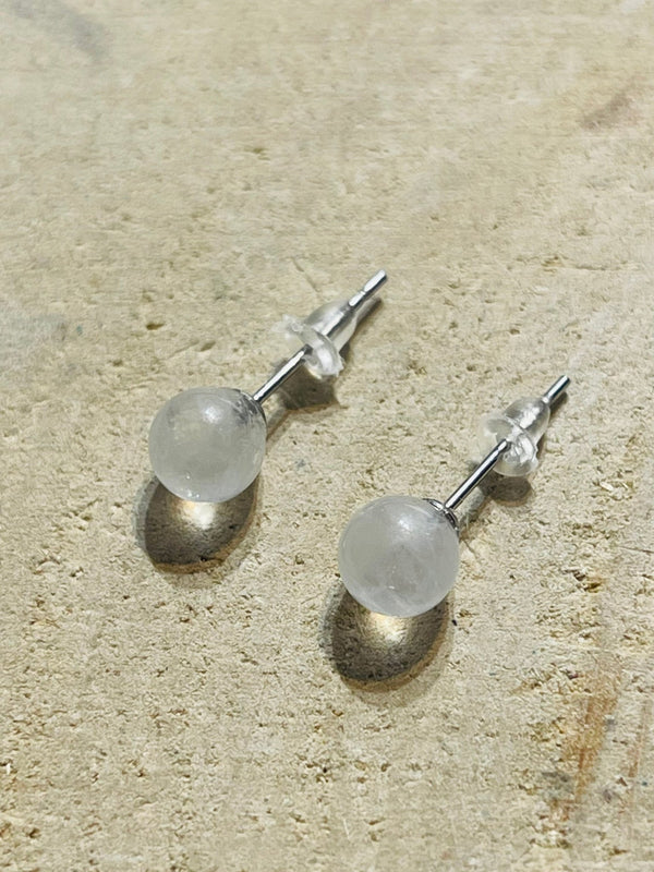 Paire de boucles d’oreilles sertie de Cristal de roche 6 mm - Les bijoux de Théa