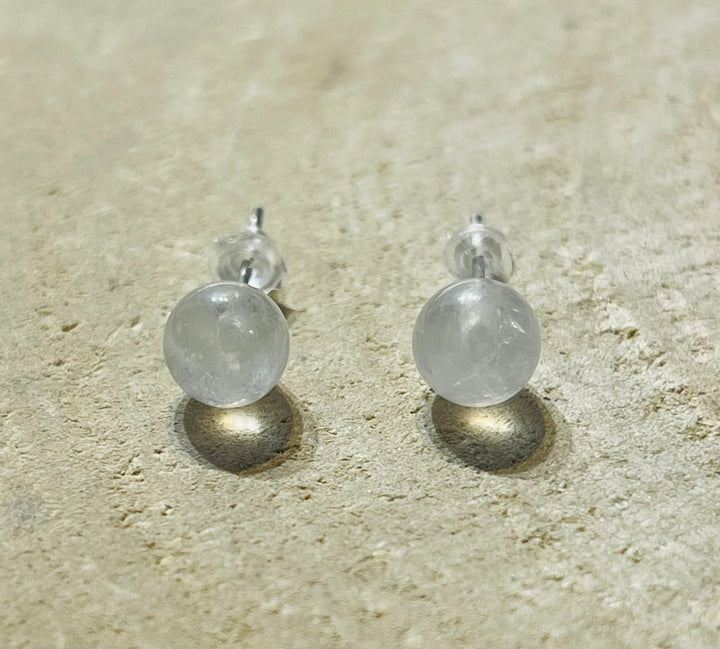 Paire de boucles d’oreilles sertie de Cristal de roche 6 mm - Les bijoux de Théa