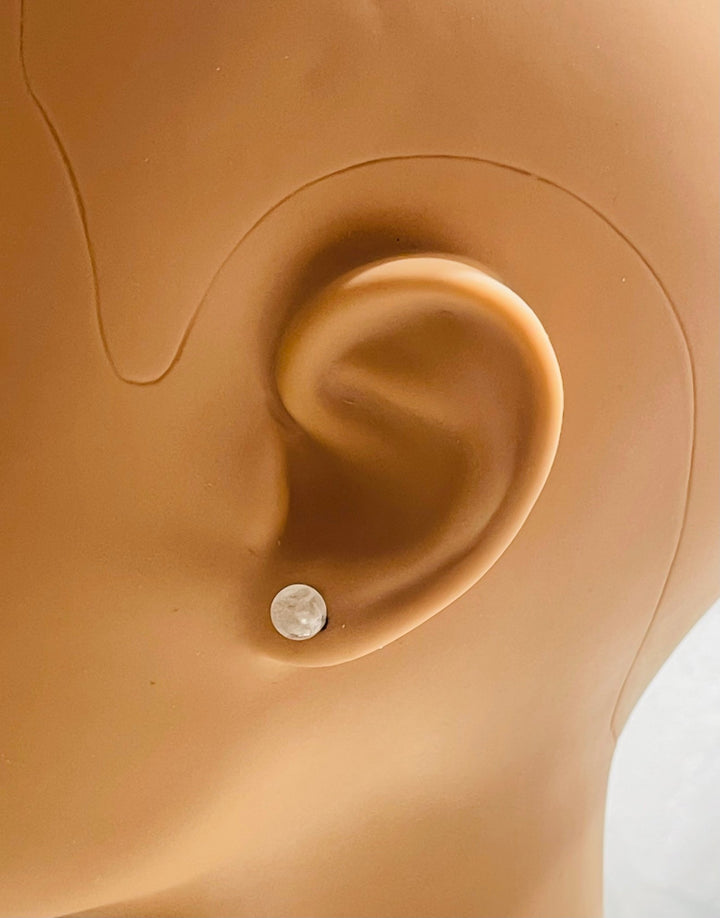 Paire de boucles d’oreilles sertie de Cristal de roche 6 mm - Les bijoux de Théa