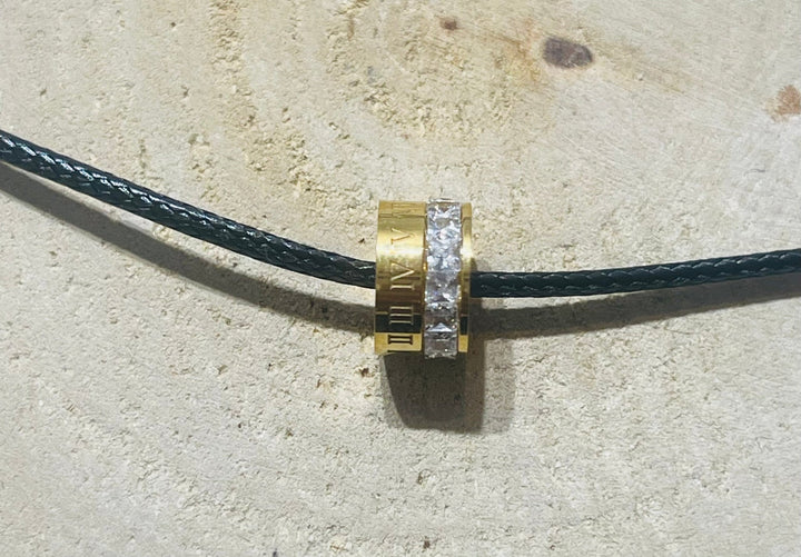 Pendentif avec diamants Cz et chiffres romains - Les bijoux de Théa